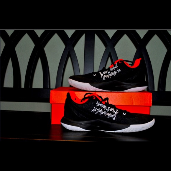 Kyries - Picture 1 of 5